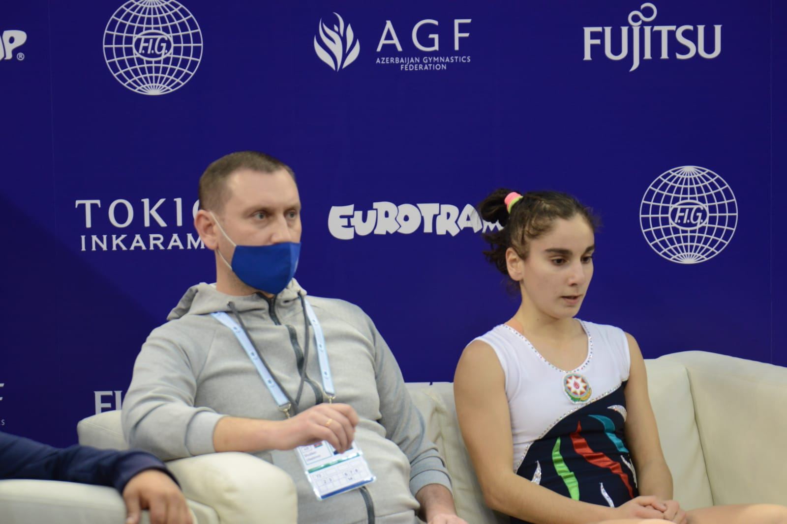 Борьба за медали - лучшие моменты третьего дня Всемирных соревнований среди возрастных групп по прыжкам на батуте и тамблингу в Баку (ФОТО)