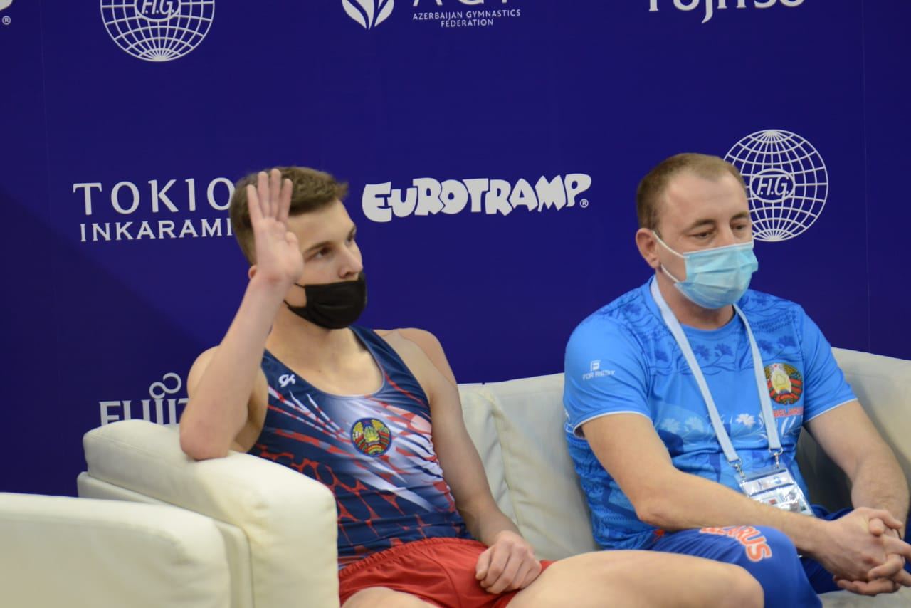 Борьба за медали - лучшие моменты третьего дня Всемирных соревнований среди возрастных групп по прыжкам на батуте и тамблингу в Баку (ФОТО)