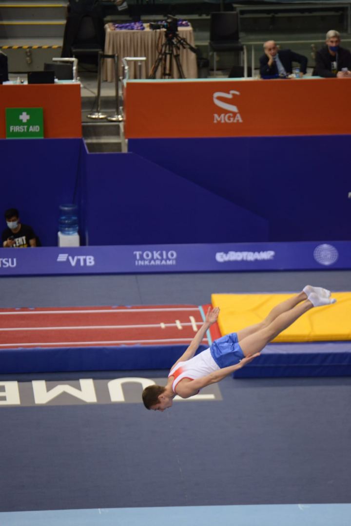 Борьба за медали - лучшие моменты третьего дня Всемирных соревнований среди возрастных групп по прыжкам на батуте и тамблингу в Баку (ФОТО)