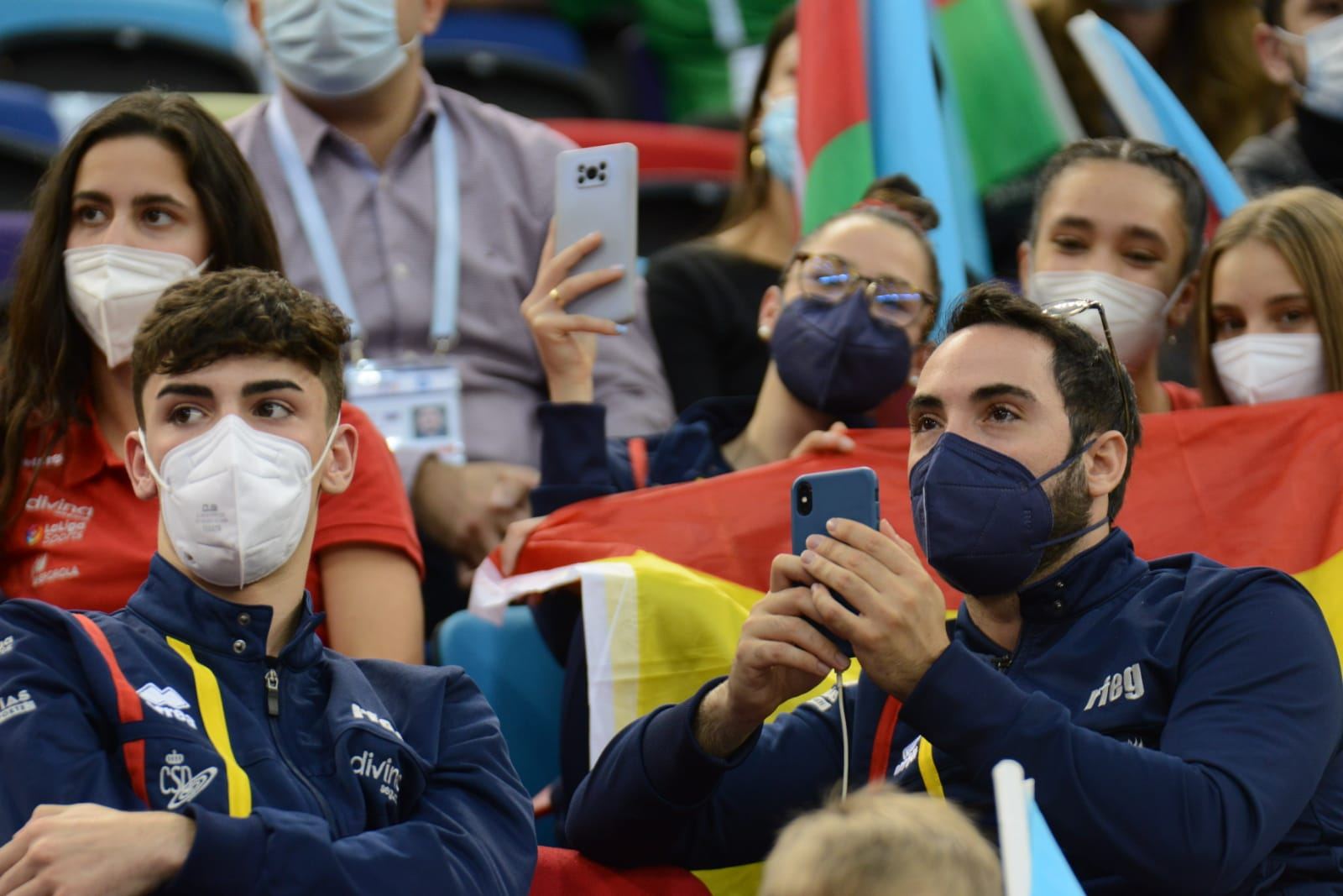 Борьба за медали - лучшие моменты третьего дня Всемирных соревнований среди возрастных групп по прыжкам на батуте и тамблингу в Баку (ФОТО)