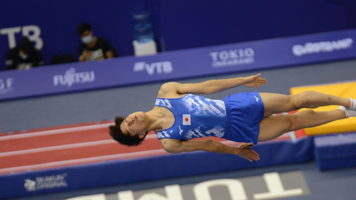 Борьба за медали - лучшие моменты третьего дня Всемирных соревнований среди возрастных групп по прыжкам на батуте и тамблингу в Баку (ФОТО)