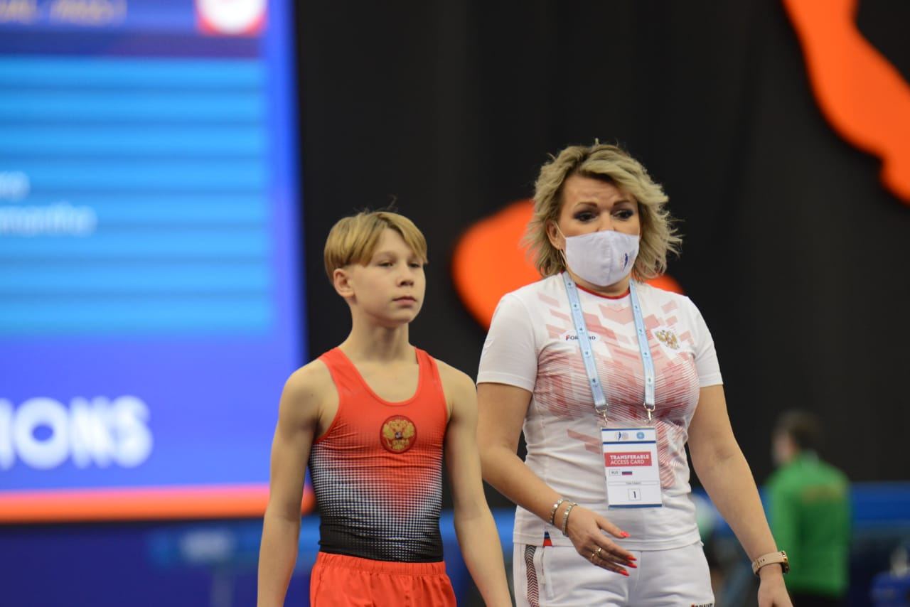 Борьба за медали - лучшие моменты третьего дня Всемирных соревнований среди возрастных групп по прыжкам на батуте и тамблингу в Баку (ФОТО)