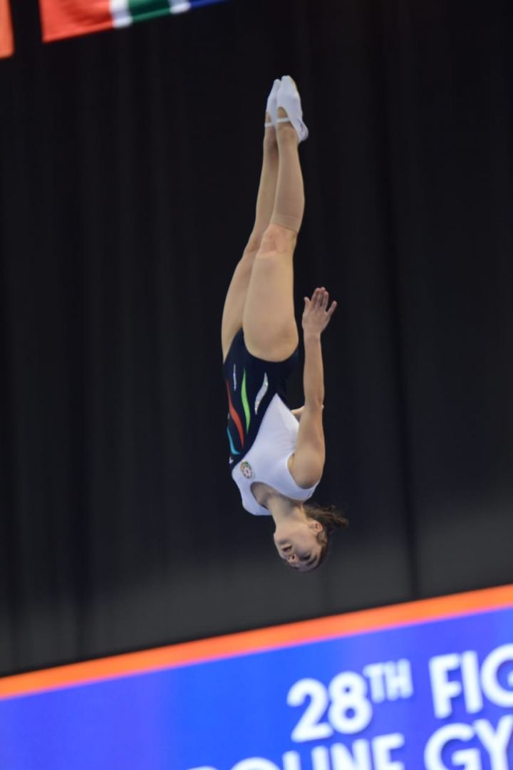 Борьба за медали - лучшие моменты третьего дня Всемирных соревнований среди возрастных групп по прыжкам на батуте и тамблингу в Баку (ФОТО)