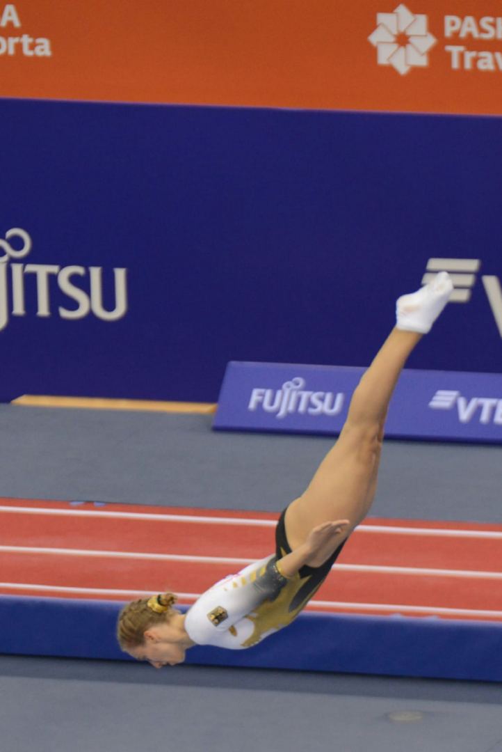 Борьба за медали - лучшие моменты третьего дня Всемирных соревнований среди возрастных групп по прыжкам на батуте и тамблингу в Баку (ФОТО)