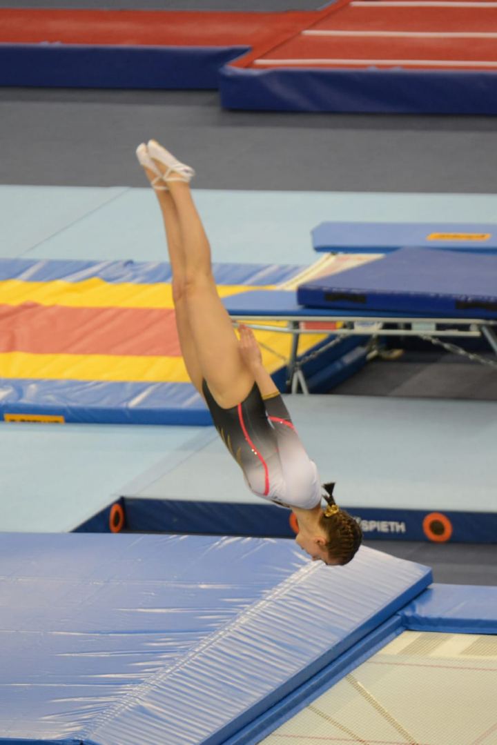 Борьба за медали - лучшие моменты третьего дня Всемирных соревнований среди возрастных групп по прыжкам на батуте и тамблингу в Баку (ФОТО)