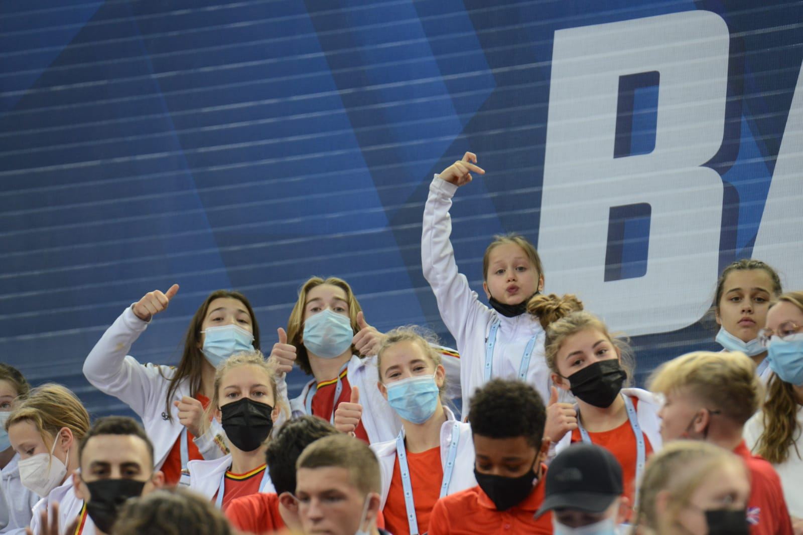 Борьба за медали - лучшие моменты третьего дня Всемирных соревнований среди возрастных групп по прыжкам на батуте и тамблингу в Баку (ФОТО)