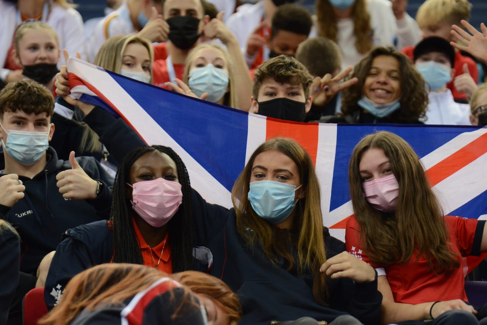 Борьба за медали - лучшие моменты третьего дня Всемирных соревнований среди возрастных групп по прыжкам на батуте и тамблингу в Баку (ФОТО)