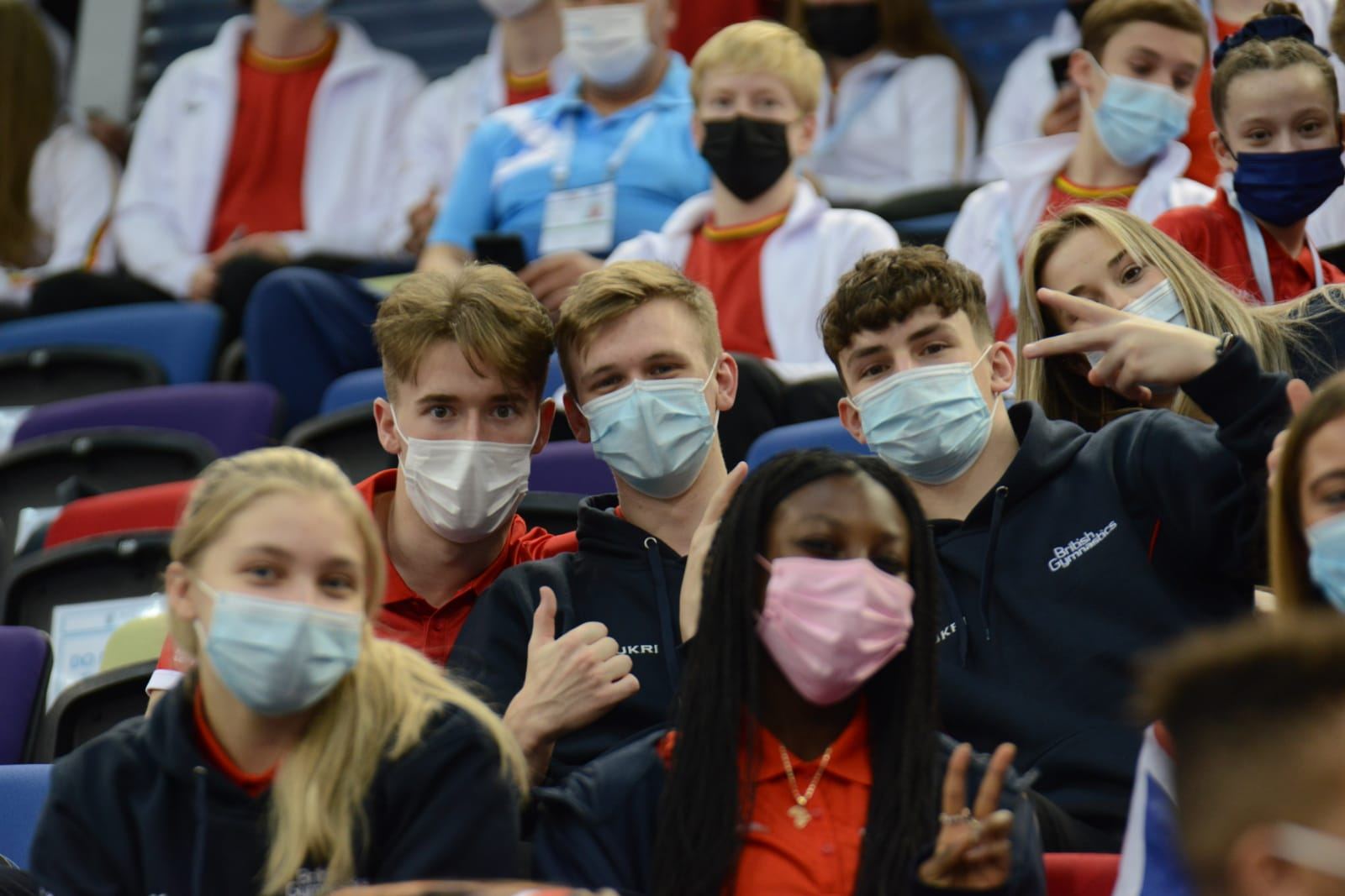 Борьба за медали - лучшие моменты третьего дня Всемирных соревнований среди возрастных групп по прыжкам на батуте и тамблингу в Баку (ФОТО)