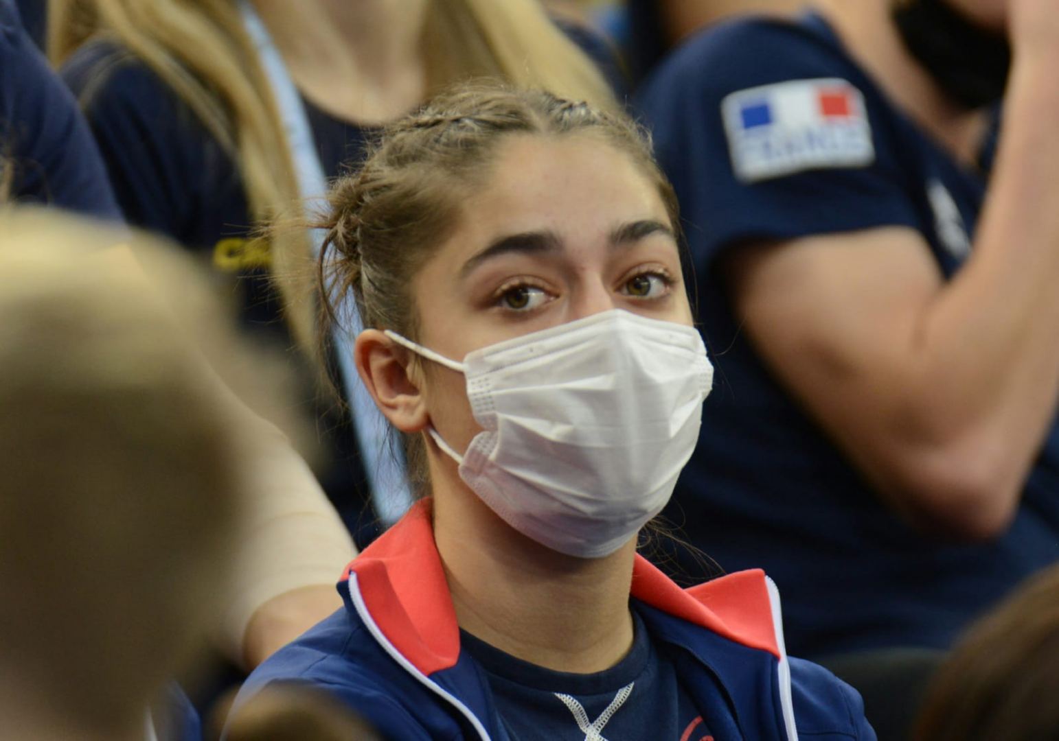 Борьба за медали - лучшие моменты третьего дня Всемирных соревнований среди возрастных групп по прыжкам на батуте и тамблингу в Баку (ФОТО)