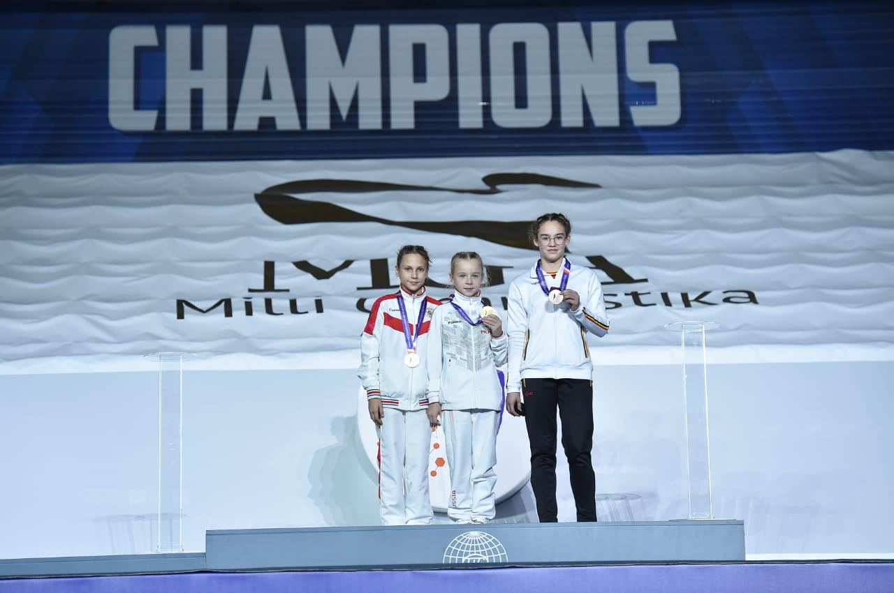 В Баку состоялась церемония награждения победителей третьего дня Всемирных соревнований среди возрастных групп по прыжкам на батуте и тамблингу (ФОТО)