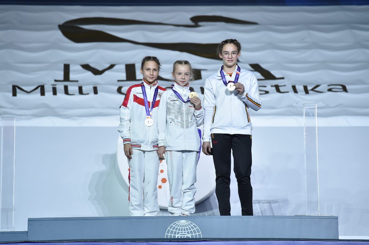 В Баку состоялась церемония награждения победителей третьего дня Всемирных соревнований среди возрастных групп по прыжкам на батуте и тамблингу (ФОТО)