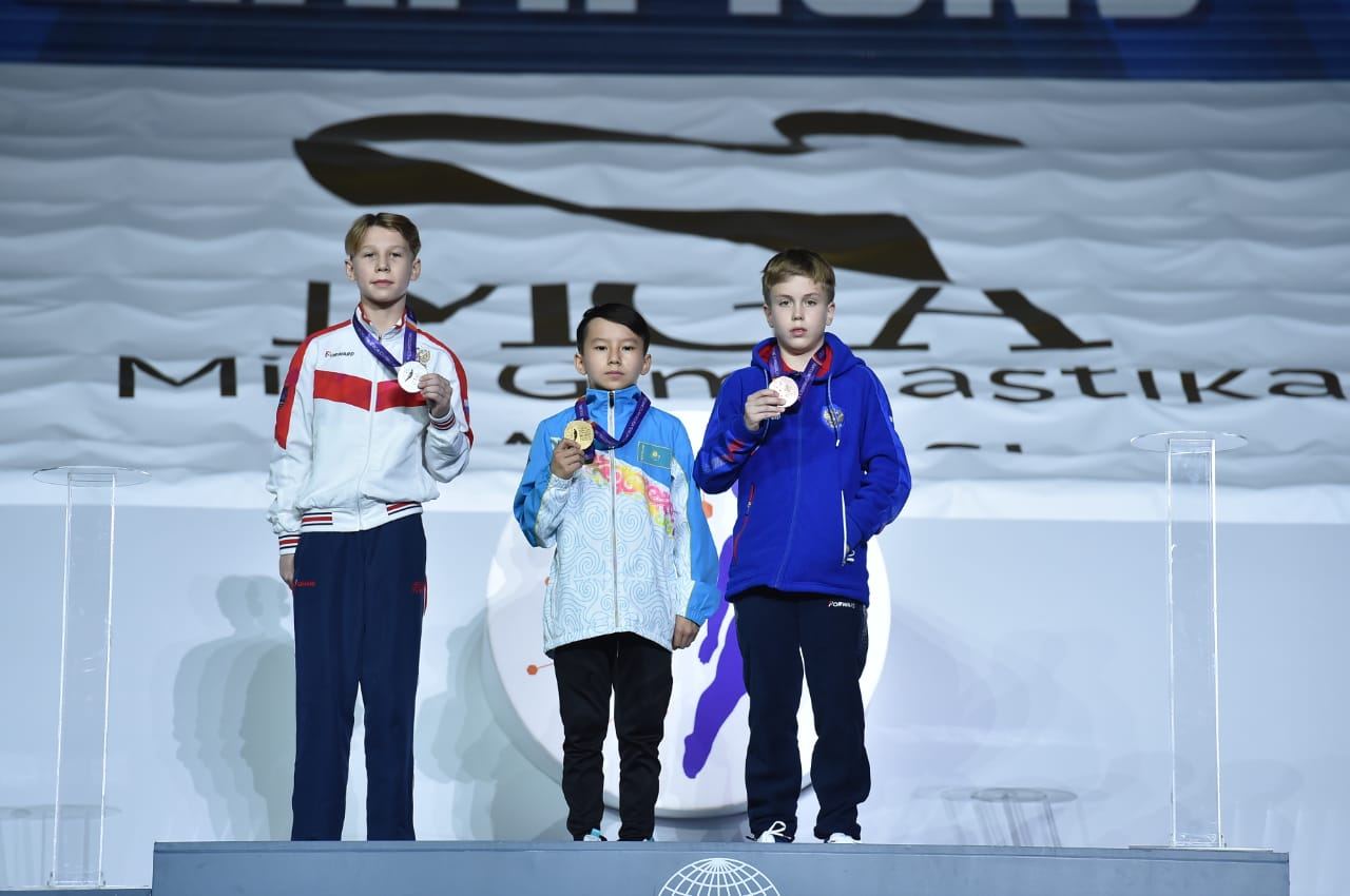 В Баку состоялась церемония награждения победителей третьего дня Всемирных соревнований среди возрастных групп по прыжкам на батуте и тамблингу (ФОТО)