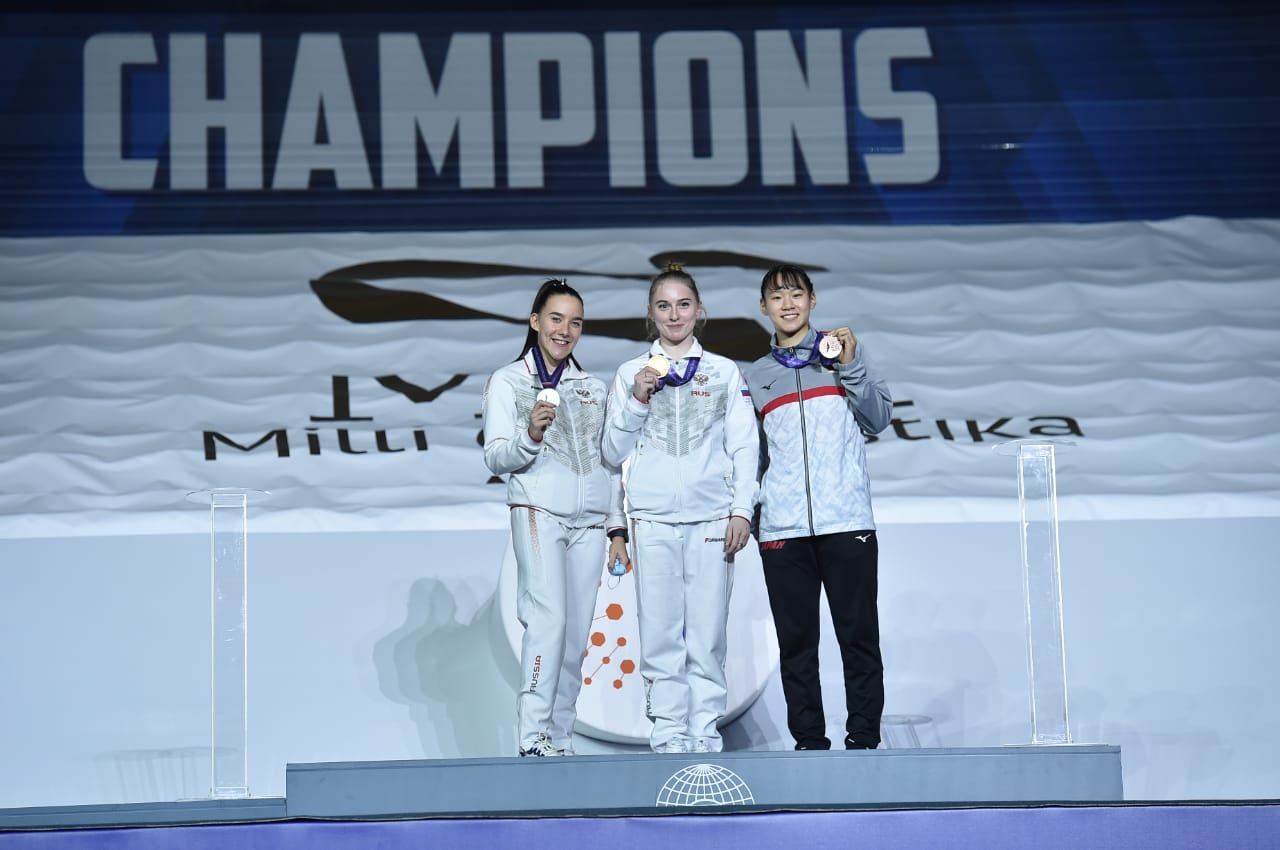 В Баку состоялась церемония награждения победителей третьего дня Всемирных соревнований среди возрастных групп по прыжкам на батуте и тамблингу (ФОТО)