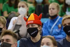 Борьба за медали - лучшие моменты третьего дня Всемирных соревнований среди возрастных групп по прыжкам на батуте и тамблингу в Баку (ФОТО)