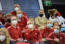 Борьба за медали - лучшие моменты третьего дня Всемирных соревнований среди возрастных групп по прыжкам на батуте и тамблингу в Баку (ФОТО)