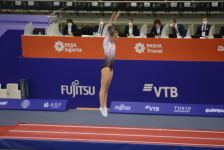 Борьба за медали - лучшие моменты третьего дня Всемирных соревнований среди возрастных групп по прыжкам на батуте и тамблингу в Баку (ФОТО)