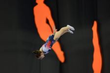 Борьба за медали - лучшие моменты третьего дня Всемирных соревнований среди возрастных групп по прыжкам на батуте и тамблингу в Баку (ФОТО)