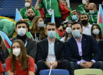 Борьба за медали - лучшие моменты третьего дня Всемирных соревнований среди возрастных групп по прыжкам на батуте и тамблингу в Баку (ФОТО)