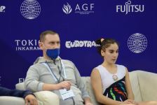 Борьба за медали - лучшие моменты третьего дня Всемирных соревнований среди возрастных групп по прыжкам на батуте и тамблингу в Баку (ФОТО)