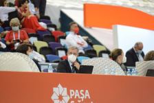 Борьба за медали - лучшие моменты третьего дня Всемирных соревнований среди возрастных групп по прыжкам на батуте и тамблингу в Баку (ФОТО)