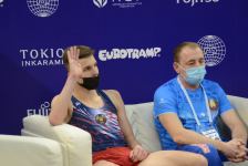 Борьба за медали - лучшие моменты третьего дня Всемирных соревнований среди возрастных групп по прыжкам на батуте и тамблингу в Баку (ФОТО)