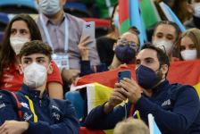 Борьба за медали - лучшие моменты третьего дня Всемирных соревнований среди возрастных групп по прыжкам на батуте и тамблингу в Баку (ФОТО)