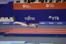 Борьба за медали - лучшие моменты третьего дня Всемирных соревнований среди возрастных групп по прыжкам на батуте и тамблингу в Баку (ФОТО)