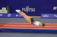 Борьба за медали - лучшие моменты третьего дня Всемирных соревнований среди возрастных групп по прыжкам на батуте и тамблингу в Баку (ФОТО)