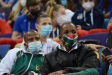 Борьба за медали - лучшие моменты третьего дня Всемирных соревнований среди возрастных групп по прыжкам на батуте и тамблингу в Баку (ФОТО)