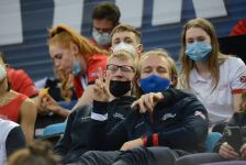 Борьба за медали - лучшие моменты третьего дня Всемирных соревнований среди возрастных групп по прыжкам на батуте и тамблингу в Баку (ФОТО)