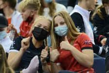 Борьба за медали - лучшие моменты третьего дня Всемирных соревнований среди возрастных групп по прыжкам на батуте и тамблингу в Баку (ФОТО)