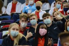 Борьба за медали - лучшие моменты третьего дня Всемирных соревнований среди возрастных групп по прыжкам на батуте и тамблингу в Баку (ФОТО)