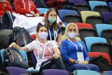 Борьба за медали - лучшие моменты третьего дня Всемирных соревнований среди возрастных групп по прыжкам на батуте и тамблингу в Баку (ФОТО)