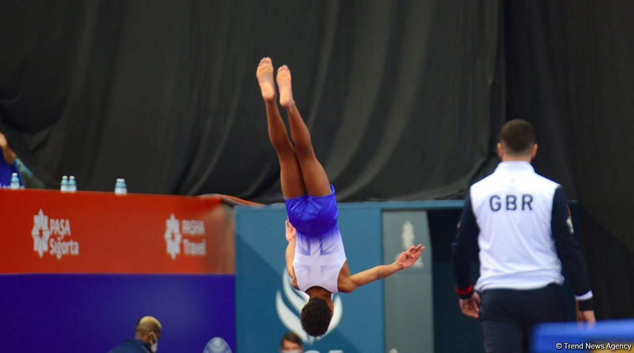 В Баку продолжаются Всемирные соревнования среди возрастных групп по прыжкам на батуте и тамблингу (ФОТО)