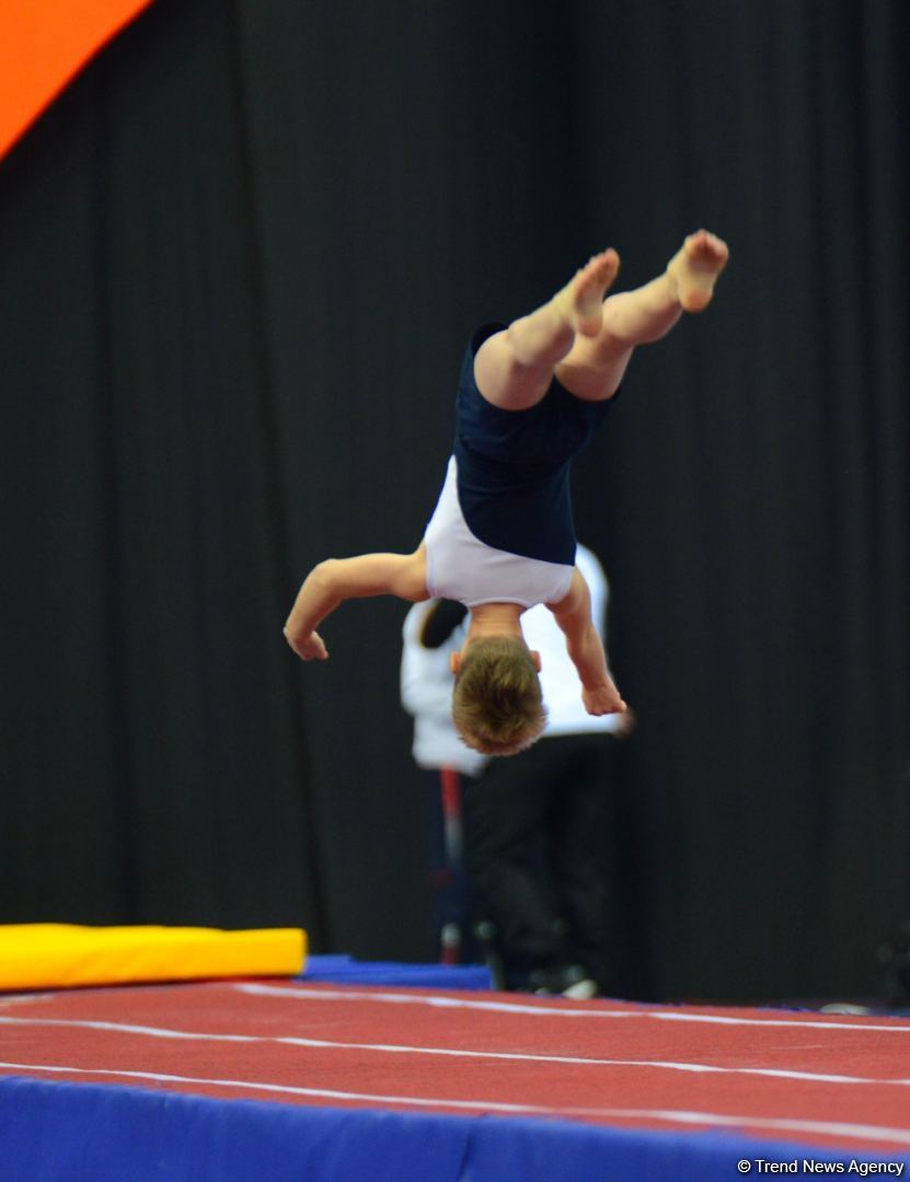 В Баку продолжаются Всемирные соревнования среди возрастных групп по прыжкам на батуте и тамблингу (ФОТО)