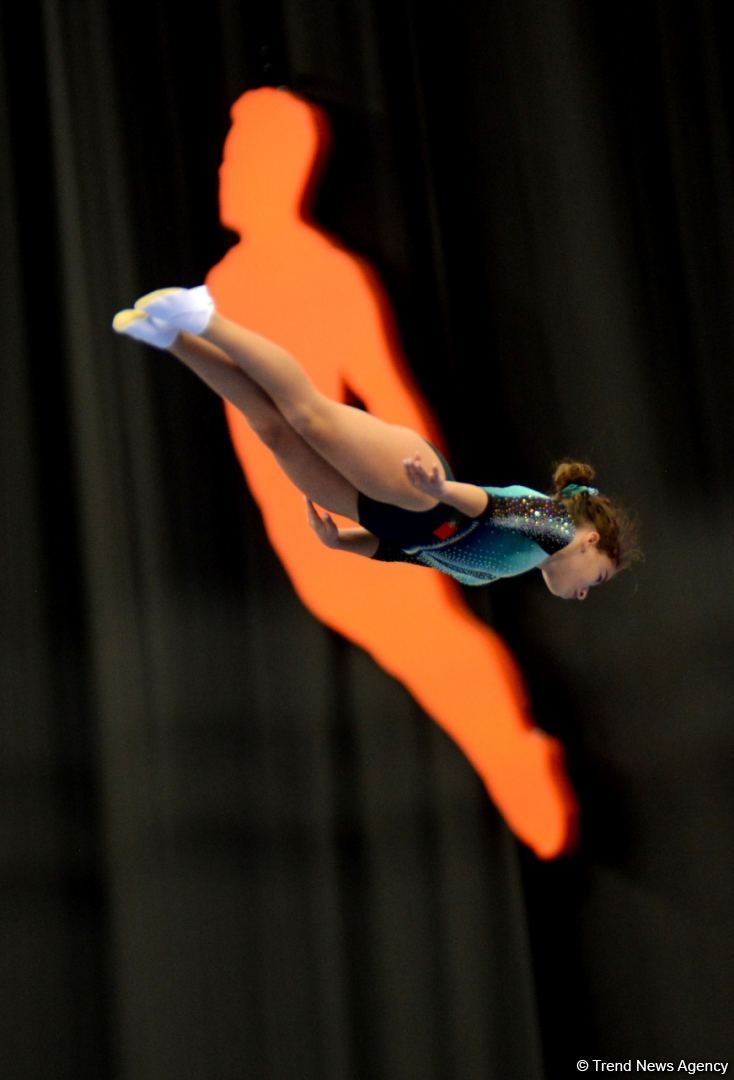 В Баку продолжаются Всемирные соревнования среди возрастных групп по прыжкам на батуте и тамблингу (ФОТО)