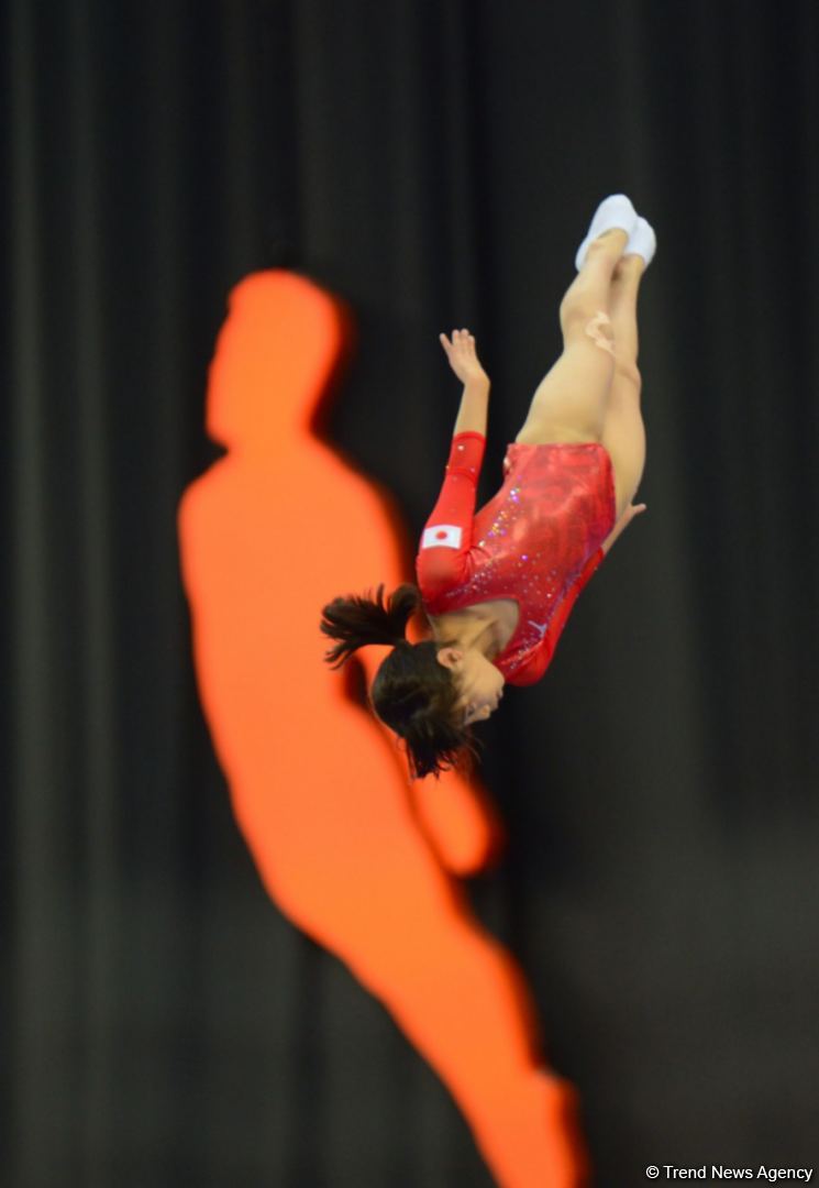 В Баку продолжаются Всемирные соревнования среди возрастных групп по прыжкам на батуте и тамблингу (ФОТО)