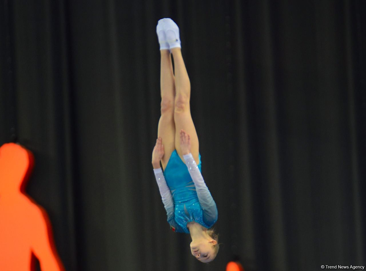 В Баку продолжаются Всемирные соревнования среди возрастных групп по прыжкам на батуте и тамблингу (ФОТО)