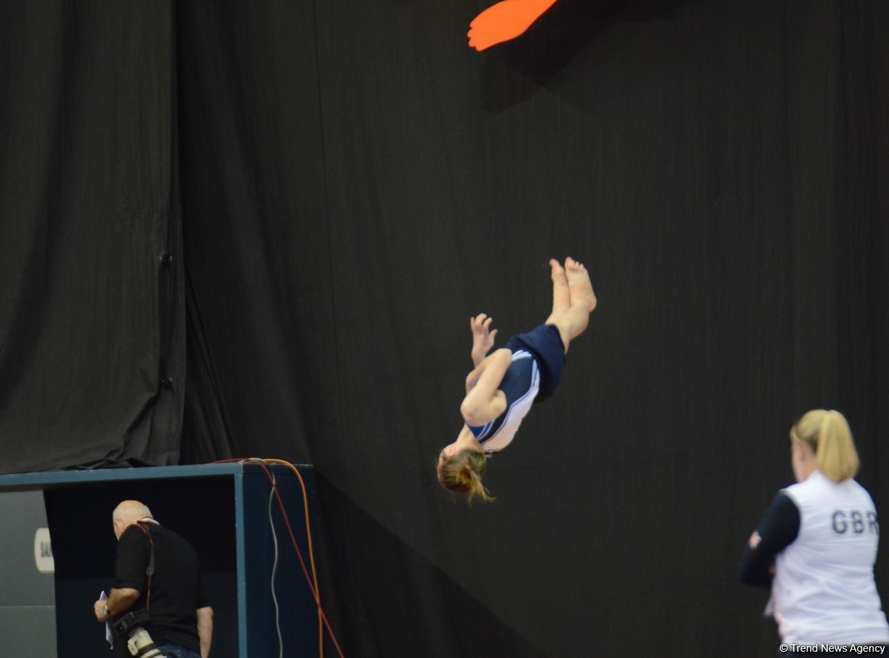 В Баку продолжаются Всемирные соревнования среди возрастных групп по прыжкам на батуте и тамблингу (ФОТО)