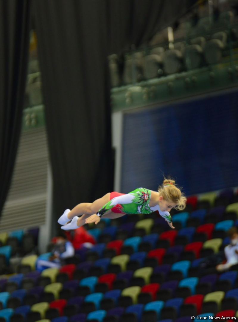 В Баку продолжаются Всемирные соревнования среди возрастных групп по прыжкам на батуте и тамблингу (ФОТО)