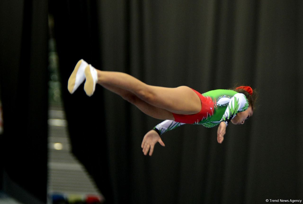 В Баку продолжаются Всемирные соревнования среди возрастных групп по прыжкам на батуте и тамблингу (ФОТО)