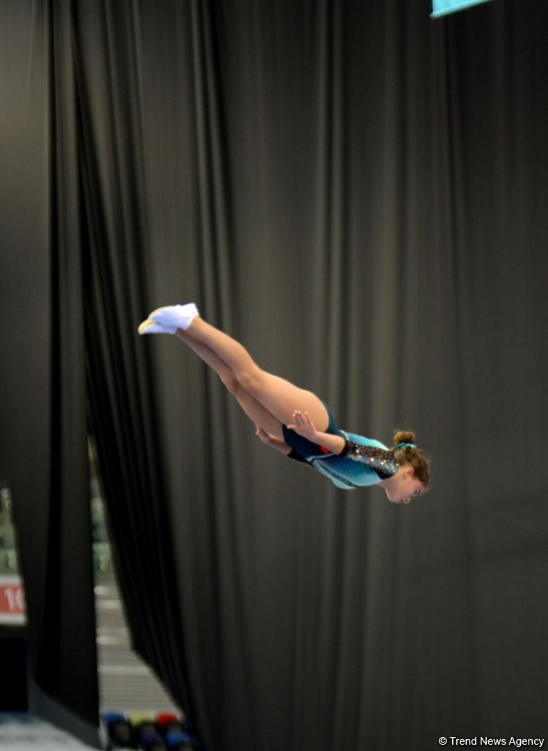 В Баку продолжаются Всемирные соревнования среди возрастных групп по прыжкам на батуте и тамблингу (ФОТО)