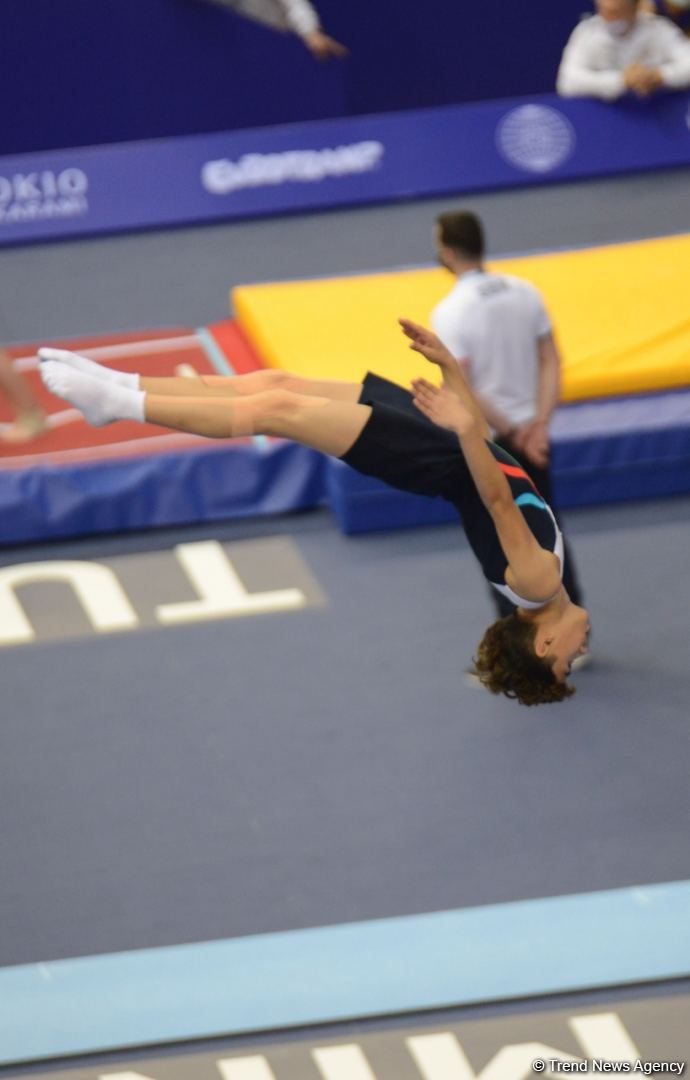 В Баку продолжаются Всемирные соревнования среди возрастных групп по прыжкам на батуте и тамблингу (ФОТО)