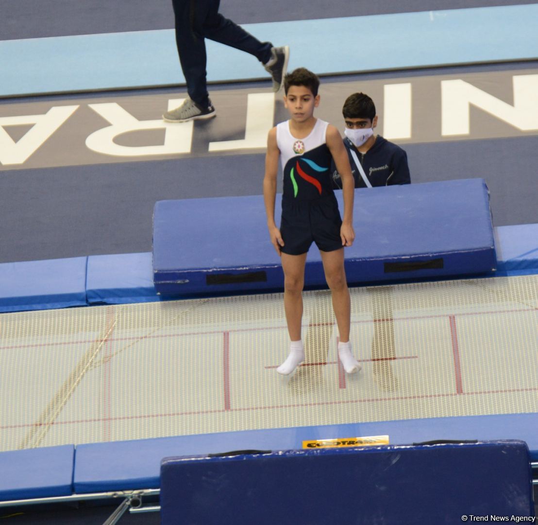 В Баку продолжаются Всемирные соревнования среди возрастных групп по прыжкам на батуте и тамблингу (ФОТО)