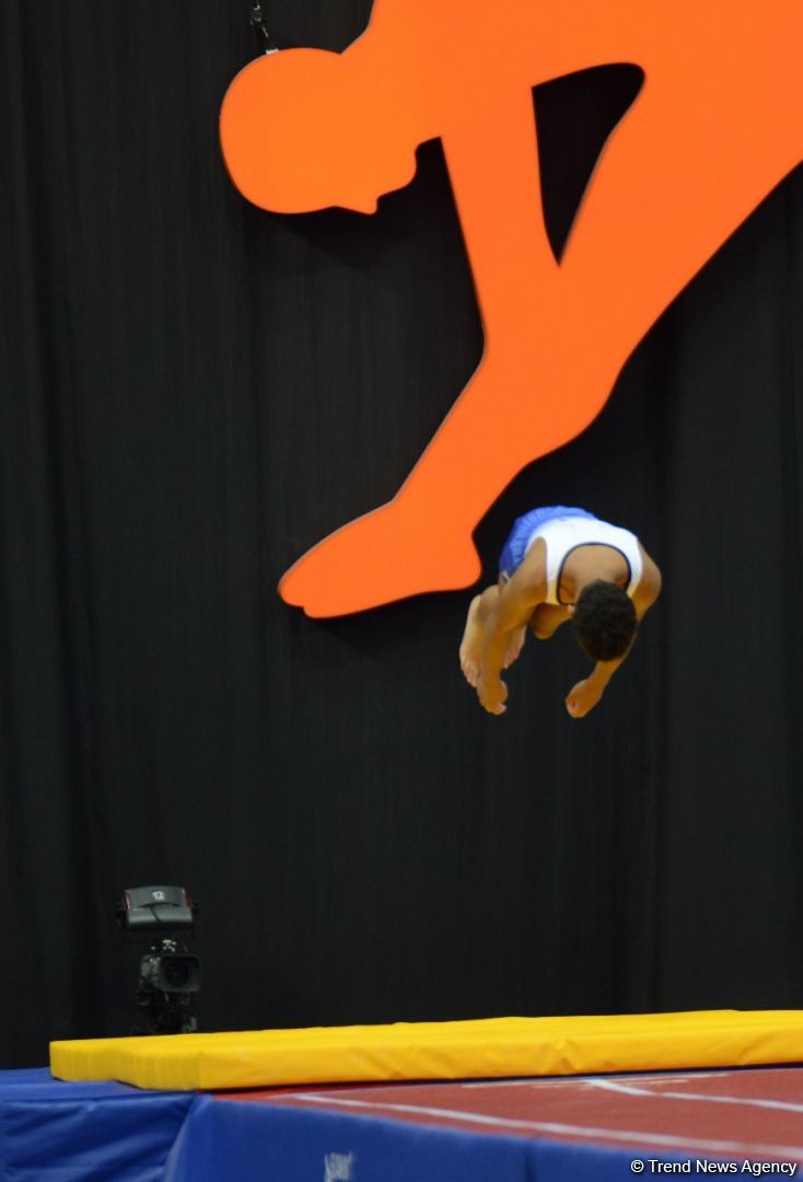 В Баку продолжаются Всемирные соревнования среди возрастных групп по прыжкам на батуте и тамблингу (ФОТО)