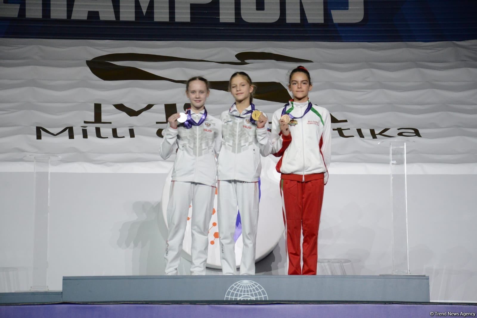 В Баку состоялась церемония награждения победителей заключительного дня Всемирных соревнований среди возрастных групп по прыжкам на батуте и тамблингу (ФОТО)