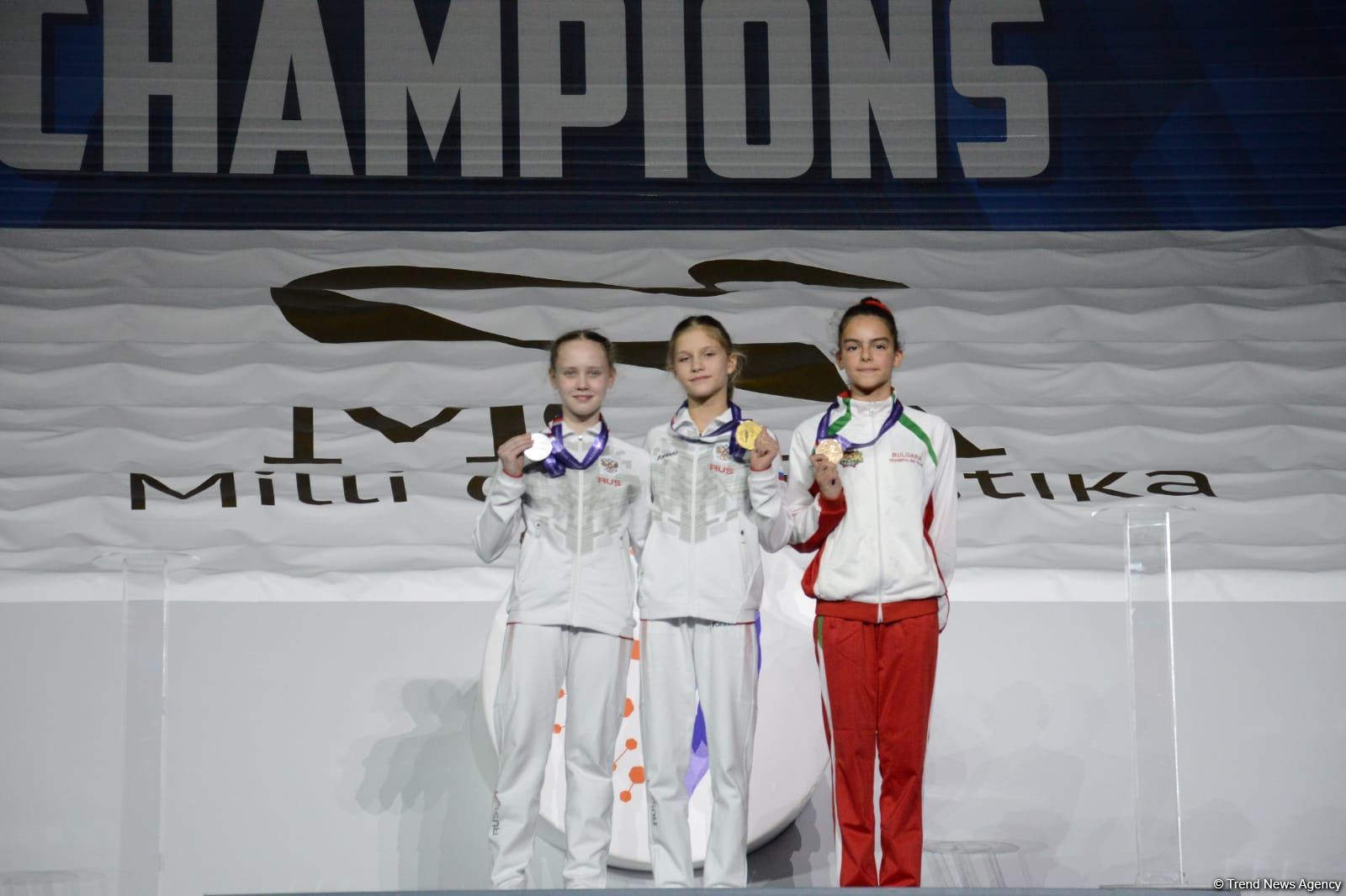 В Баку состоялась церемония награждения победителей заключительного дня Всемирных соревнований среди возрастных групп по прыжкам на батуте и тамблингу (ФОТО)