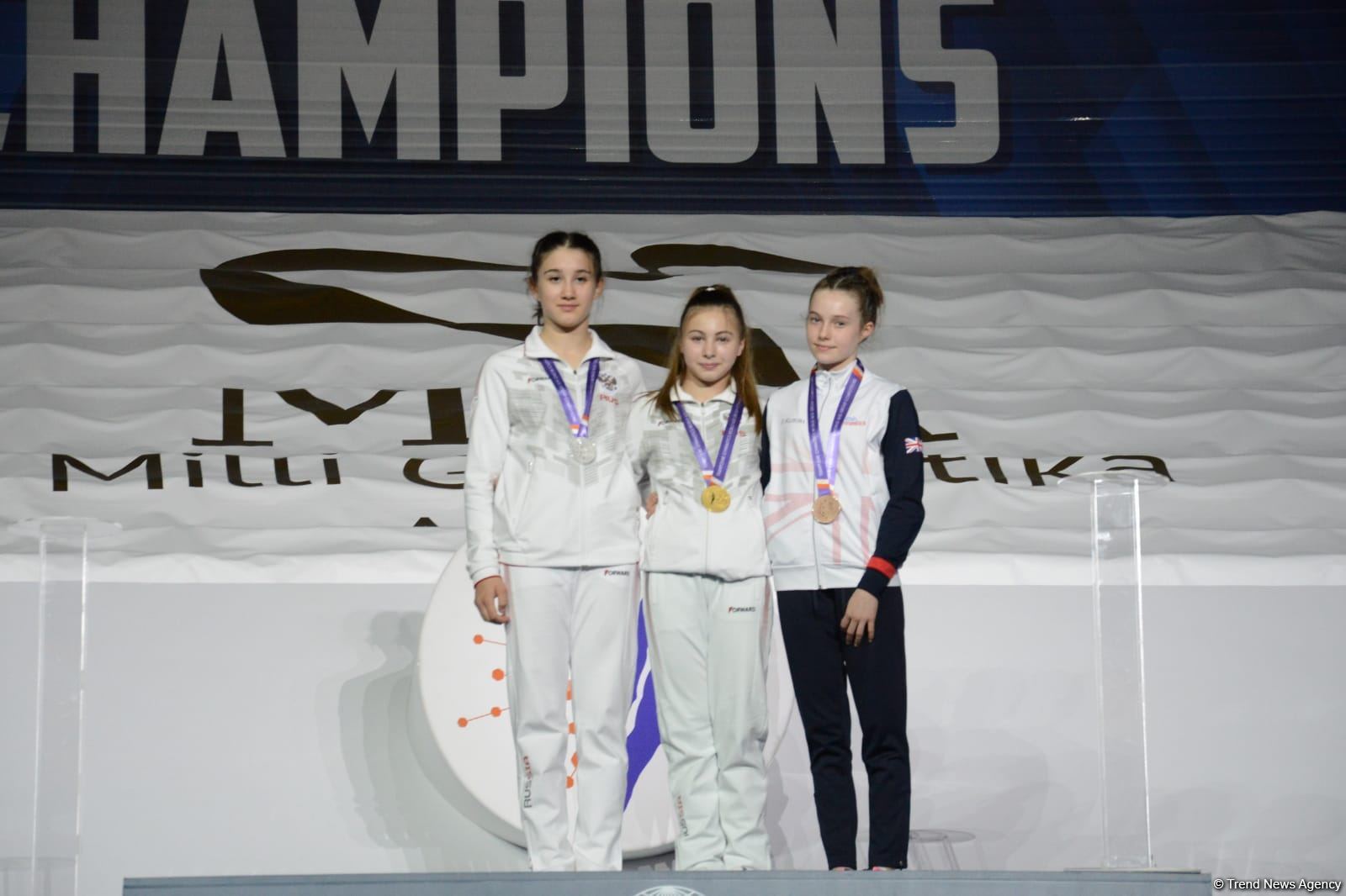 В Баку состоялась церемония награждения победителей заключительного дня Всемирных соревнований среди возрастных групп по прыжкам на батуте и тамблингу (ФОТО)