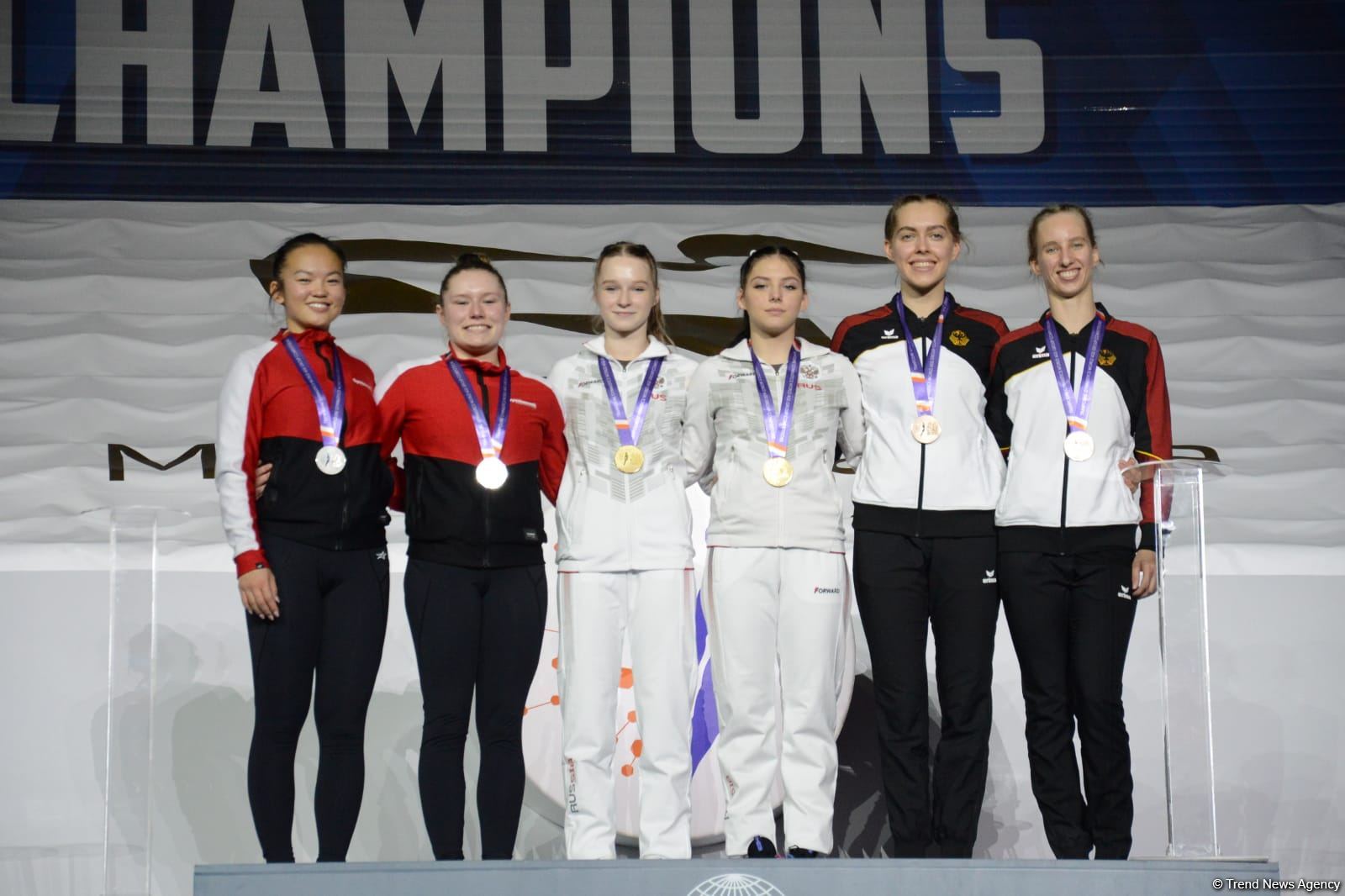 В Баку состоялась церемония награждения победителей заключительного дня Всемирных соревнований среди возрастных групп по прыжкам на батуте и тамблингу (ФОТО)