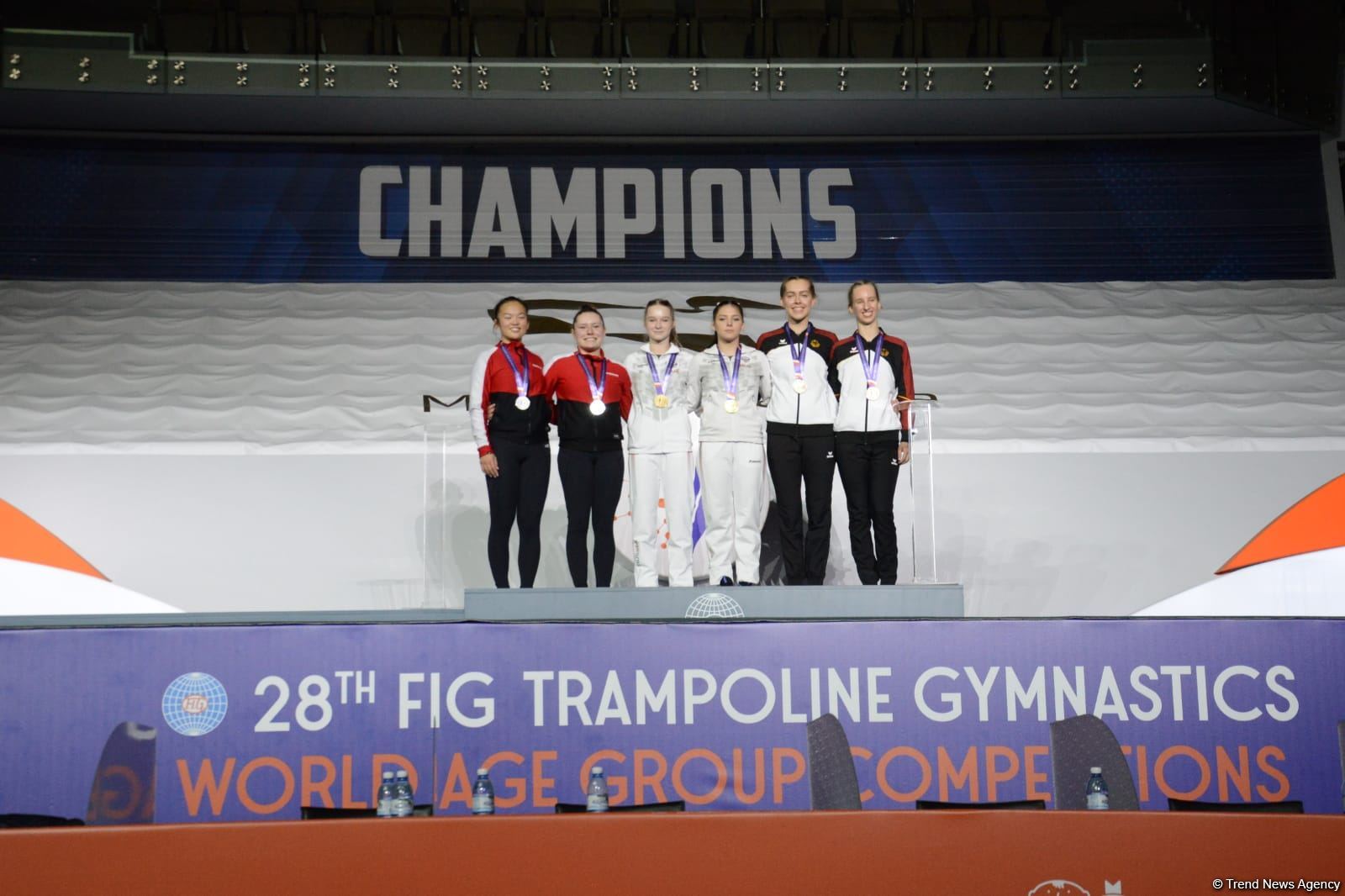 В Баку состоялась церемония награждения победителей заключительного дня Всемирных соревнований среди возрастных групп по прыжкам на батуте и тамблингу (ФОТО)